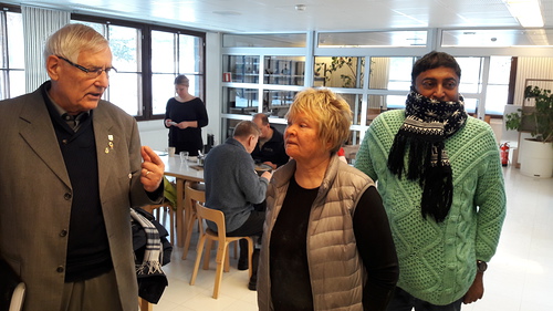 Kiertokynnin jlkeen meit odotti aulassa taiteilija Anu Pentik, joka kertoi kuulumisiaan sek kohta Helsingiss avattavasta Pentikin nyttelyst. Vasemmalla Otto kyselee lis ja oikealla ihmeissn CS Kumudu Kithsiri.