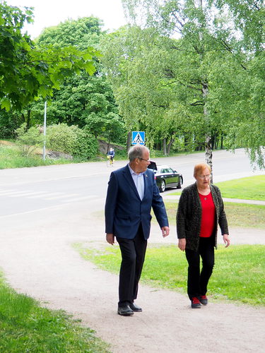 Alueen puheenjohtaja Jorma Nisula saatteli presidentti Tarja Halosen juhlapaikalle.