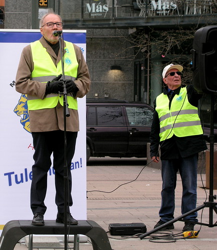 Tilaisuuden juonsi legendaarinen radioselostaja Aarno Cronvall.  nilaitteiden toimivuudesta vastasi Veikko Liinakoski. 