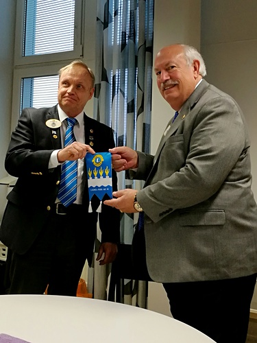 Kuvernri Timo Auranen luovutti IPIP Corlewille muistoksi N-piirin pytstandaarin. 