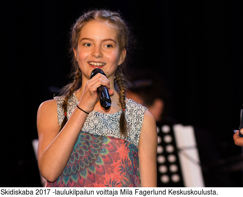 Skidiskaba 2017 -laulukilpailun voittaja Mila Fagerlund Keskuskoulusta.