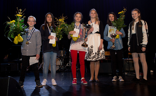 Skidiskaba 2017  voittajat yhteiskuvassa. Vasemmalta: Felix stman, Tolkis skolan (toinen palkinto ja bndin suosikki); Althea Kykk, Keskuskoulu (kolmas palkinto); Mila Fagerlund, Keskuskoulu (Skidiskaban voittaja 2017 ja yleisn suosikki); Vera Puumalainen, Kerkkoon koulu (Musiikkiopiston laulutuntipalkinto), Eveliina Kitula, Kvarnbackens skolan (julistekilpailun voittaja) ja Olivia Halttunen, Kvarnbackens skola (Skidiskaban voittaja 2016).