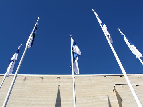 Satavuotiaan itsenisen Suomen liput taivaan siness.