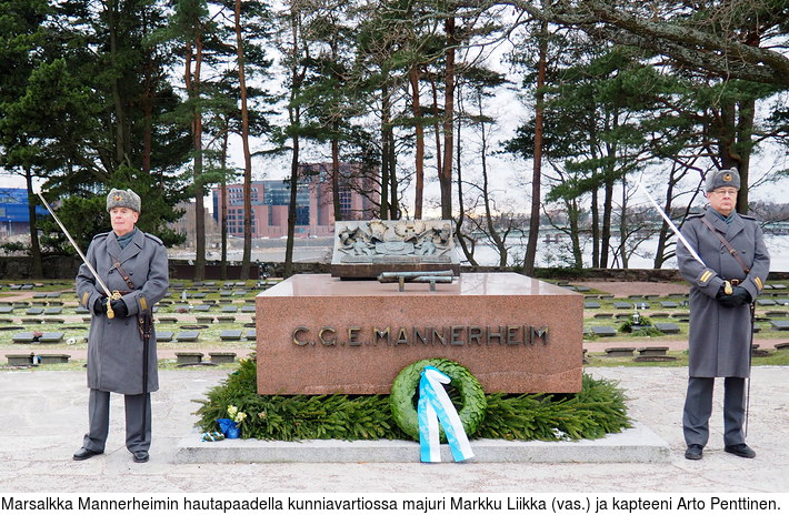 Marsalkka Mannerheimin hautapaadella kunniavartiossa majuri Markku Liikka (vas.) ja kapteeni Arto Penttinen.